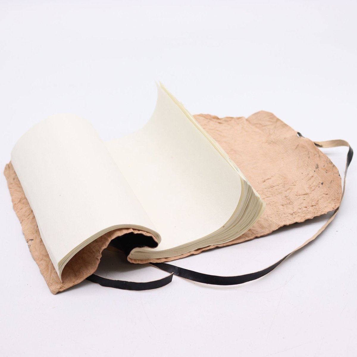 Rolled Leather Travel Notebook - 96 pages - Black 21x15cmLeather Notebooks – Vintage Style JournalsHeart Notes
