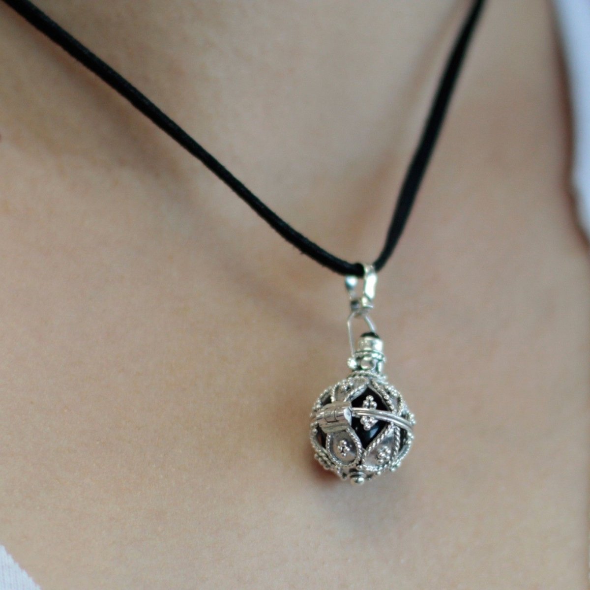 Silver Angel Bell - Darkness - 16mm925 Silver Angel BellsHeart Notes