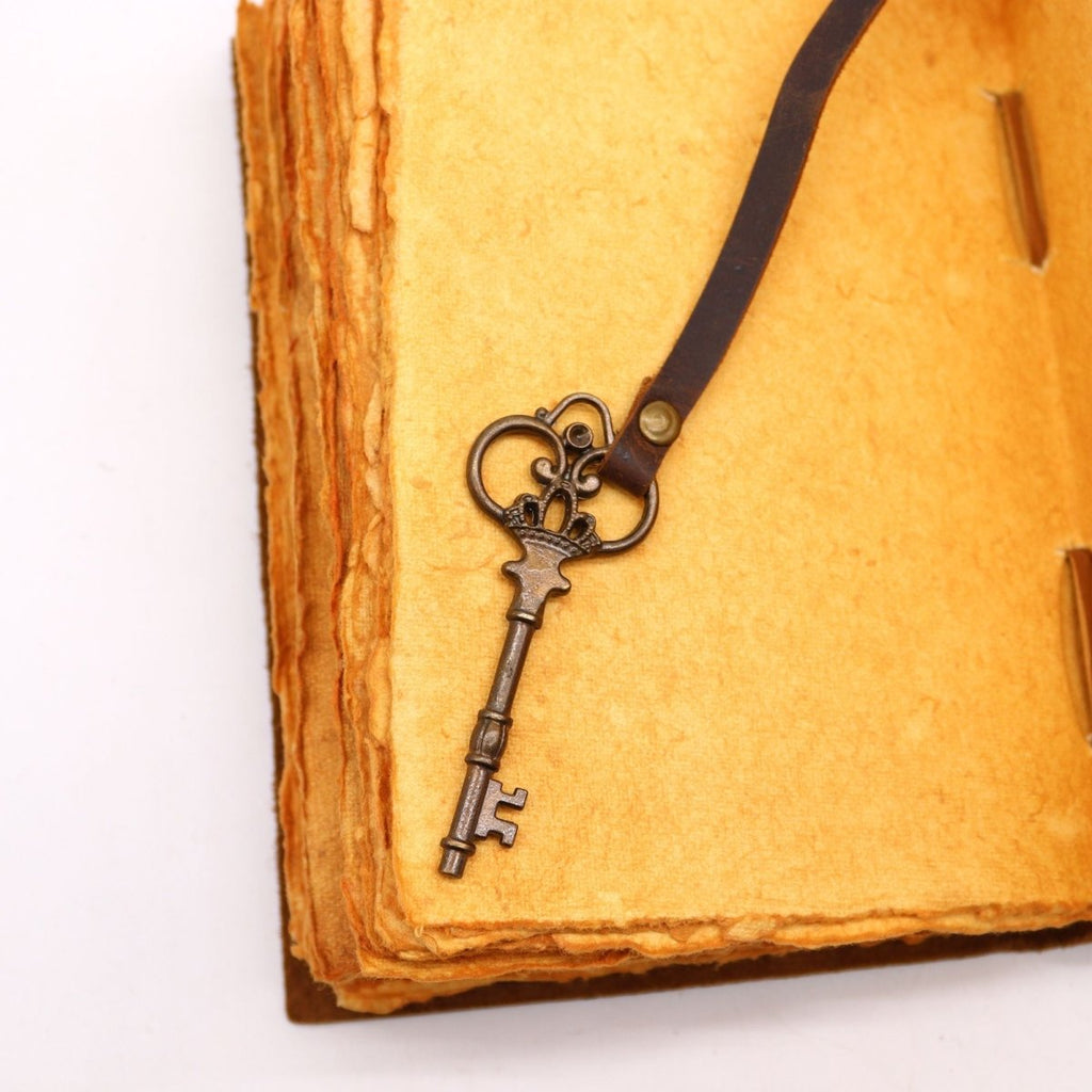 Oiled Leather & Key - 200 pages decle - edged - 13x18cmLeather Notebooks – Vintage Style JournalsHeart Notes