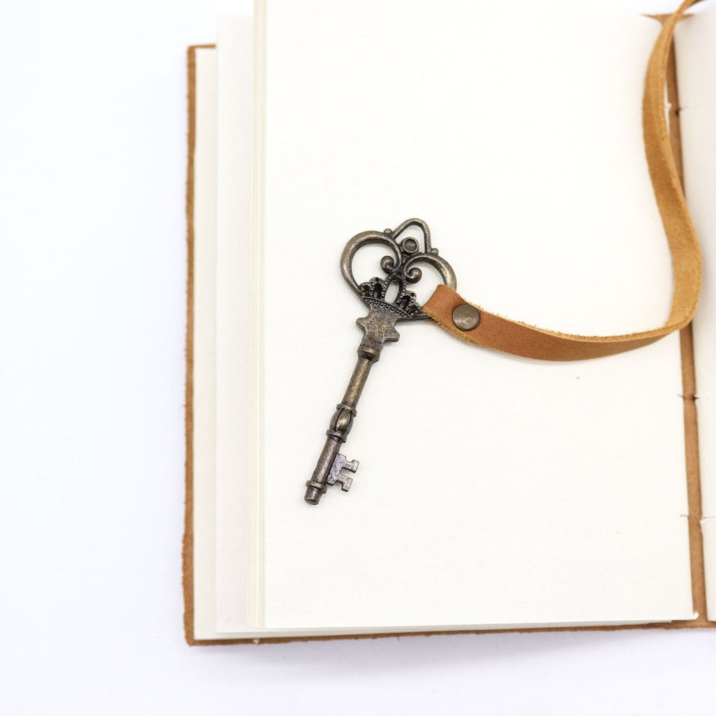 Oiled Tan Leather & Key - 200 pages - 13x18cmLeather Notebooks – Vintage Style JournalsHeart Notes