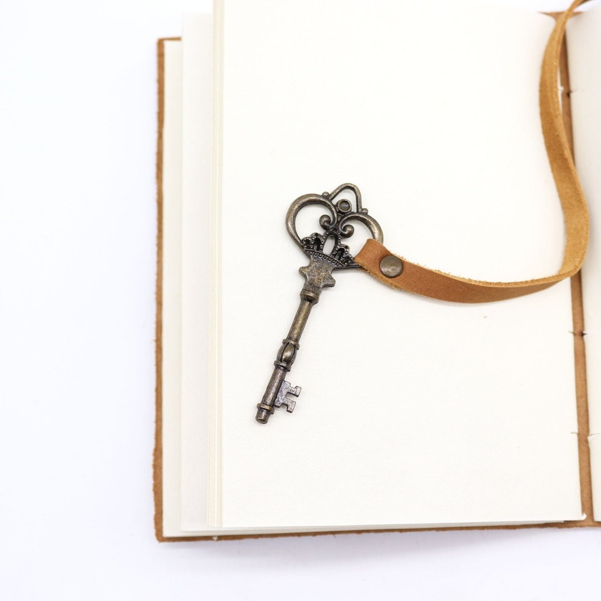 Oiled Tan Leather & Key - 200 pages - 13x18cmLeather Notebooks – Vintage Style JournalsHeart Notes